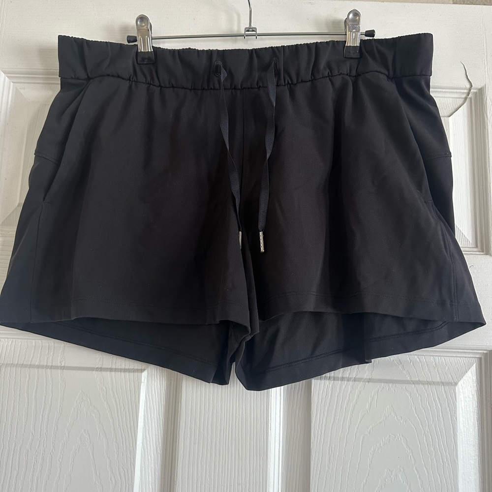 Women’s On The Fly Mid-Rise Shorts. Black, size 10.